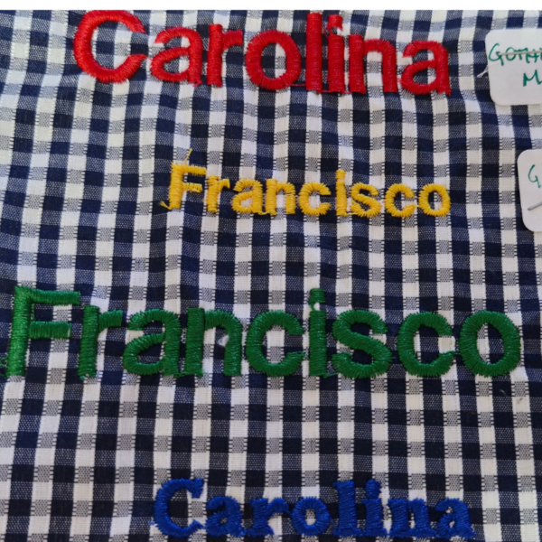 Nombre bordado sobre túnica